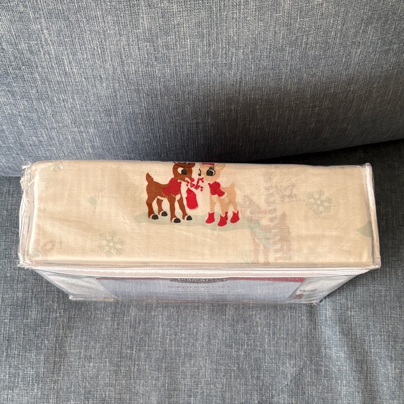 Rudolph Queen Sheet Set - Festive White and Red - Picture 5 of 6